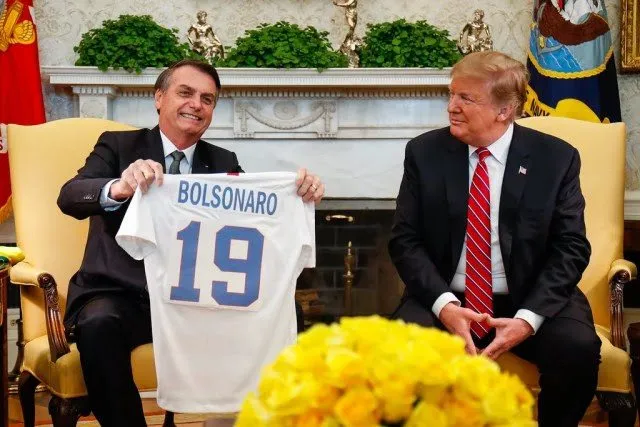 Quando Deus fala inglês: a fé que subordina o Brasil a Washington (por Marcio Ferreira)